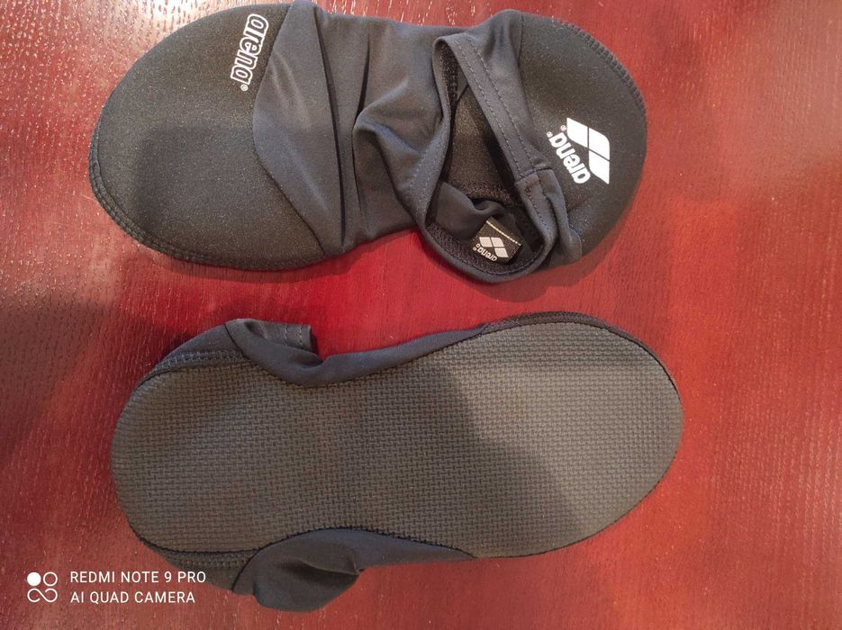 Sapatos/meias Arena para piscina e praia