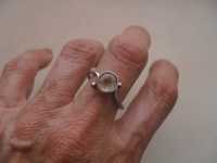 Stary srebrny pierścionek z jasnożółtym kamieniem - cena ost
