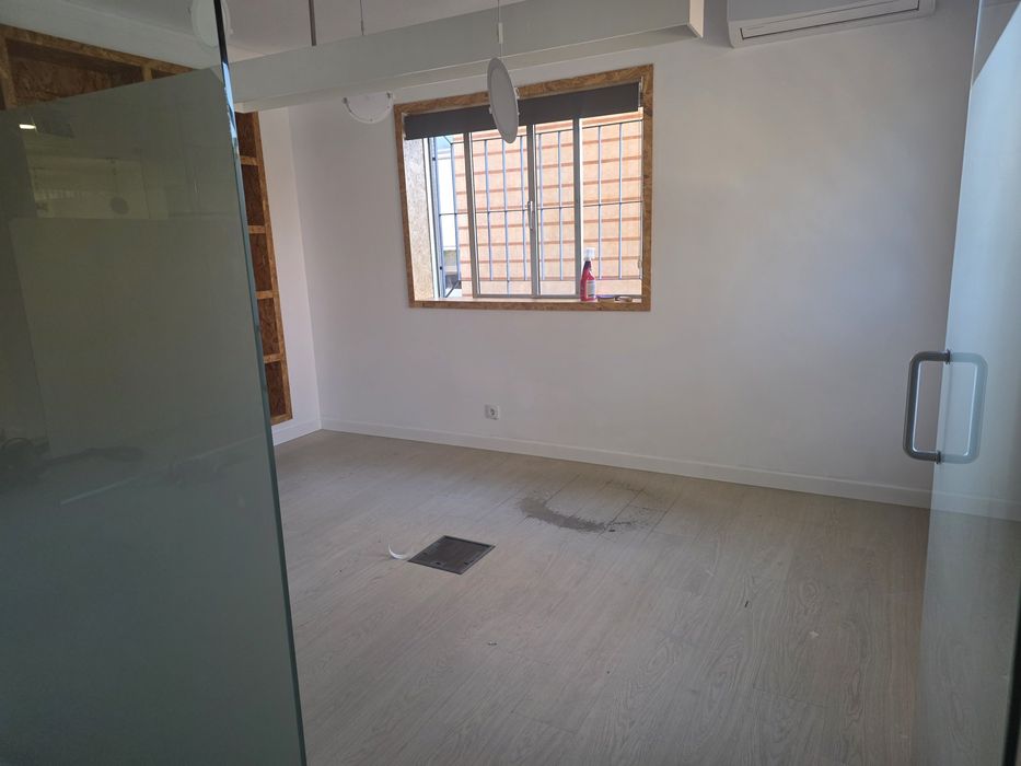 Aluga-se escritorio com sala independente