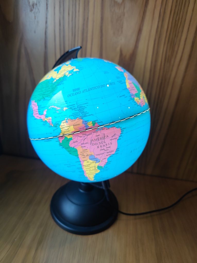 Globo Terrestre com luz em Português