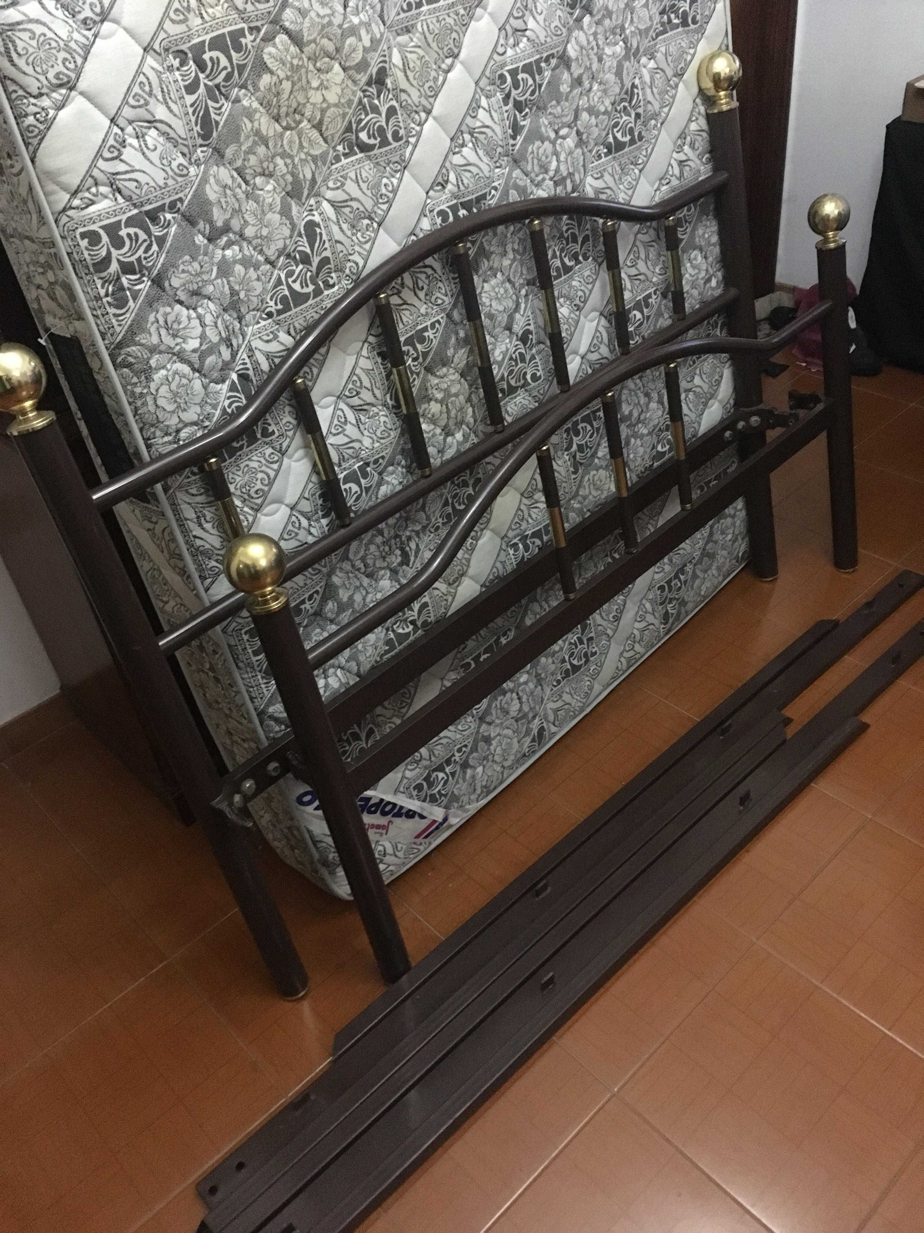 Cama de Casal com molas, completa com colchão e estrutura