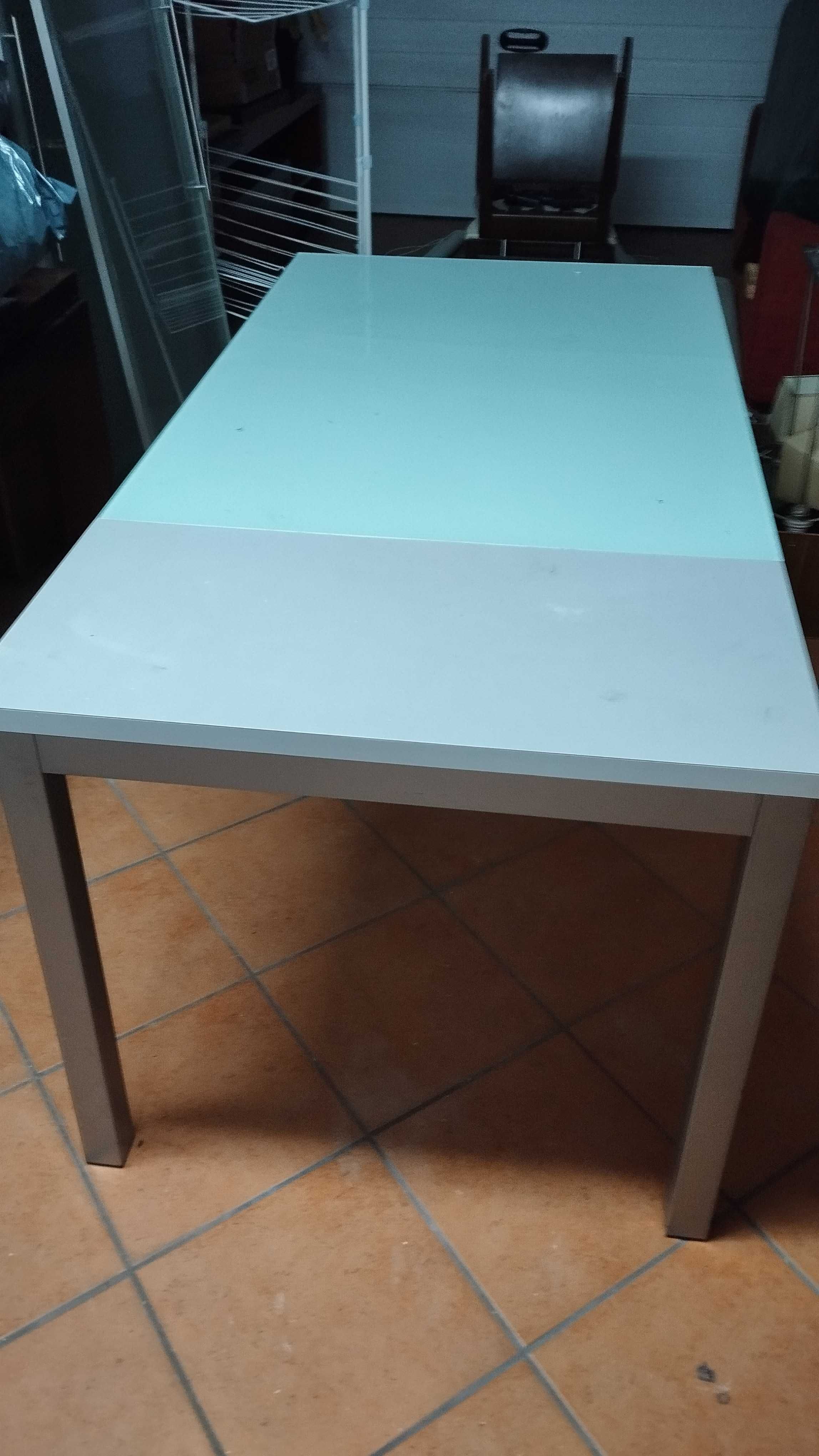 Mesa de cozinha extensível em vidro mais cadeiras