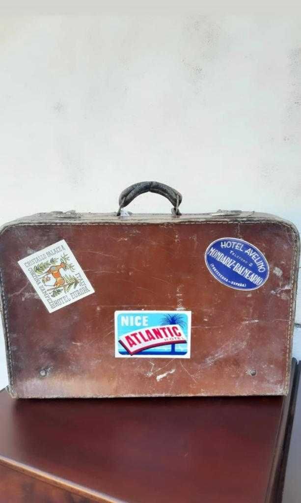 Mala de Viagem Antiga com Etiquetas