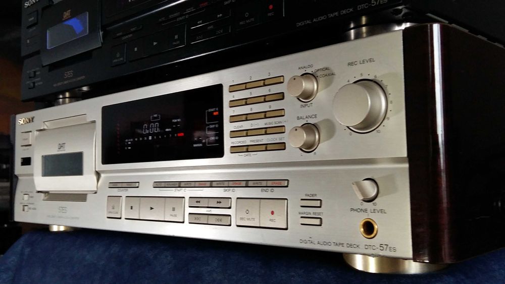 Magnetofon cyfrowy DAT Sony DTC-57ES