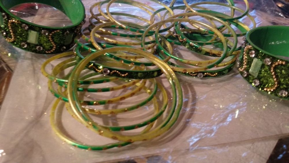 на девочку маленькие! диаметр 5 см набор браслетов для танцев зеленый