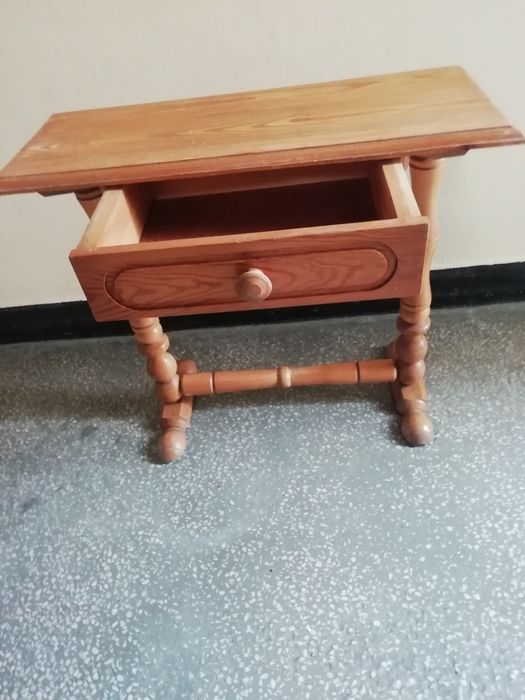 stolik - toaletkę z szufladką pochodzącą z czasów PRL