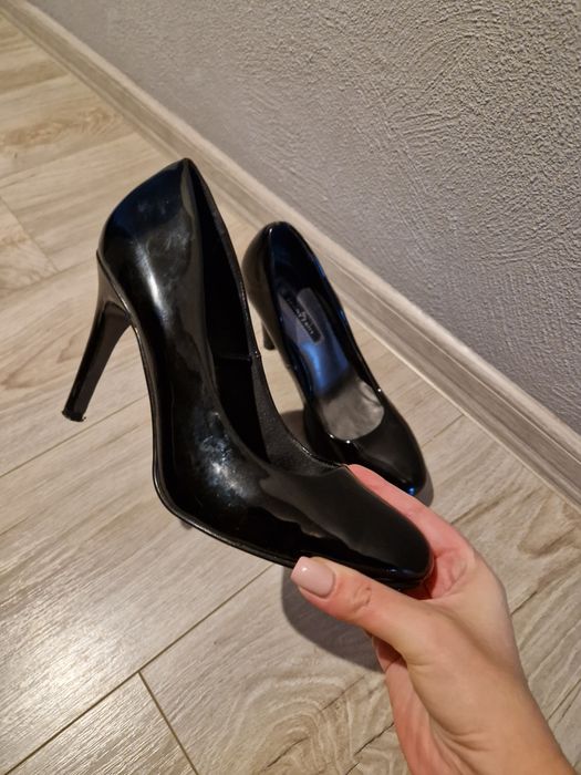 Czarne szpilki lakierowane Jenny Fairy rozmiar 38