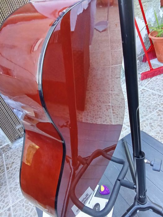 Violão com suporte e capa protetora