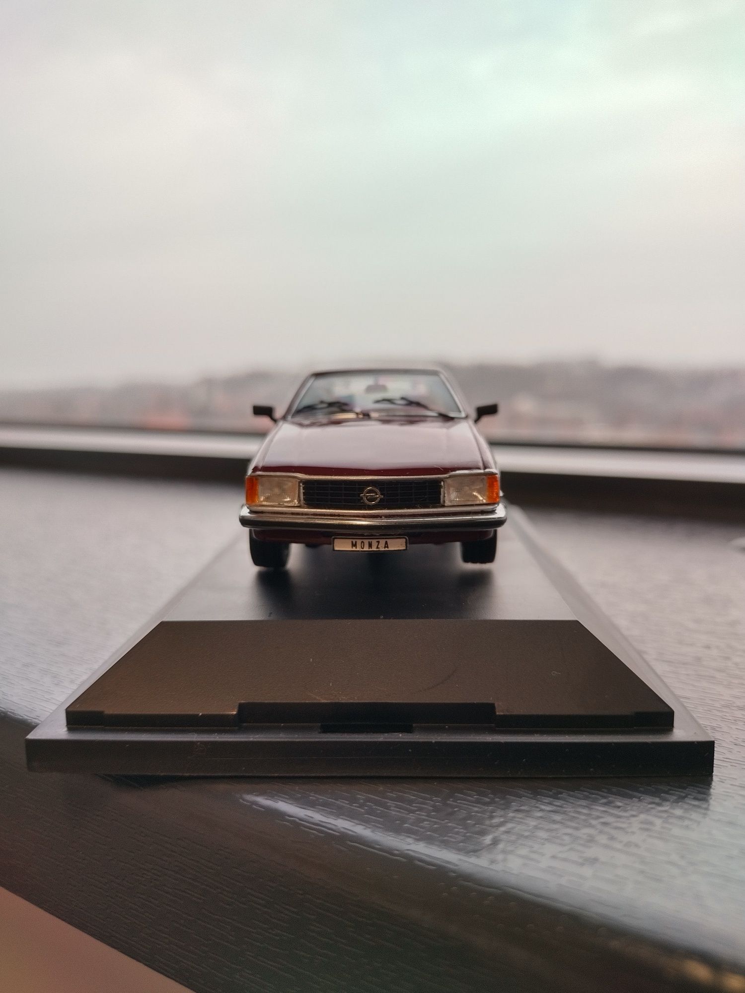 Opel Monza A 1:43 Schuco bordowy.