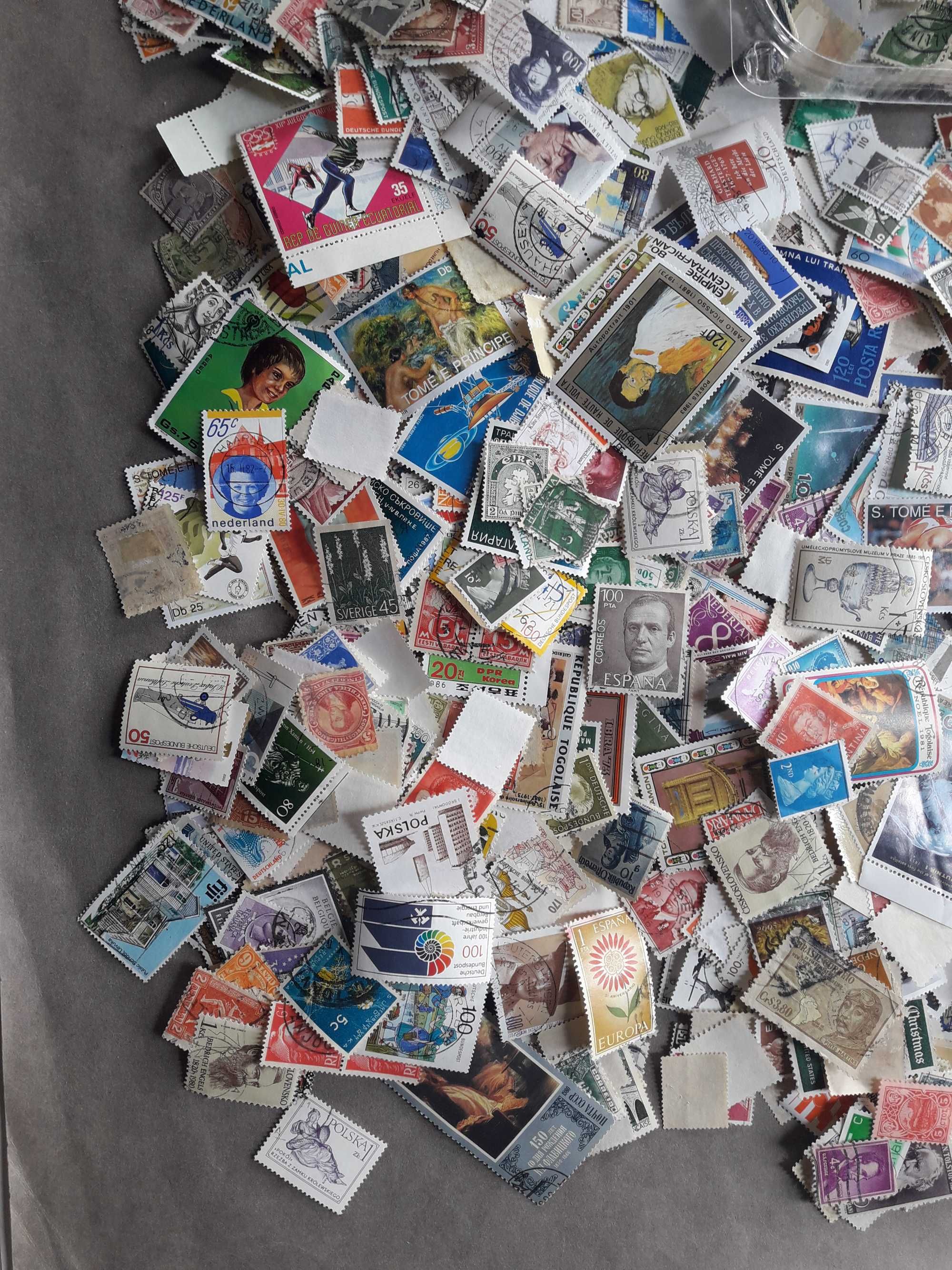 Caixa com mais de 2000 selos do Mundo