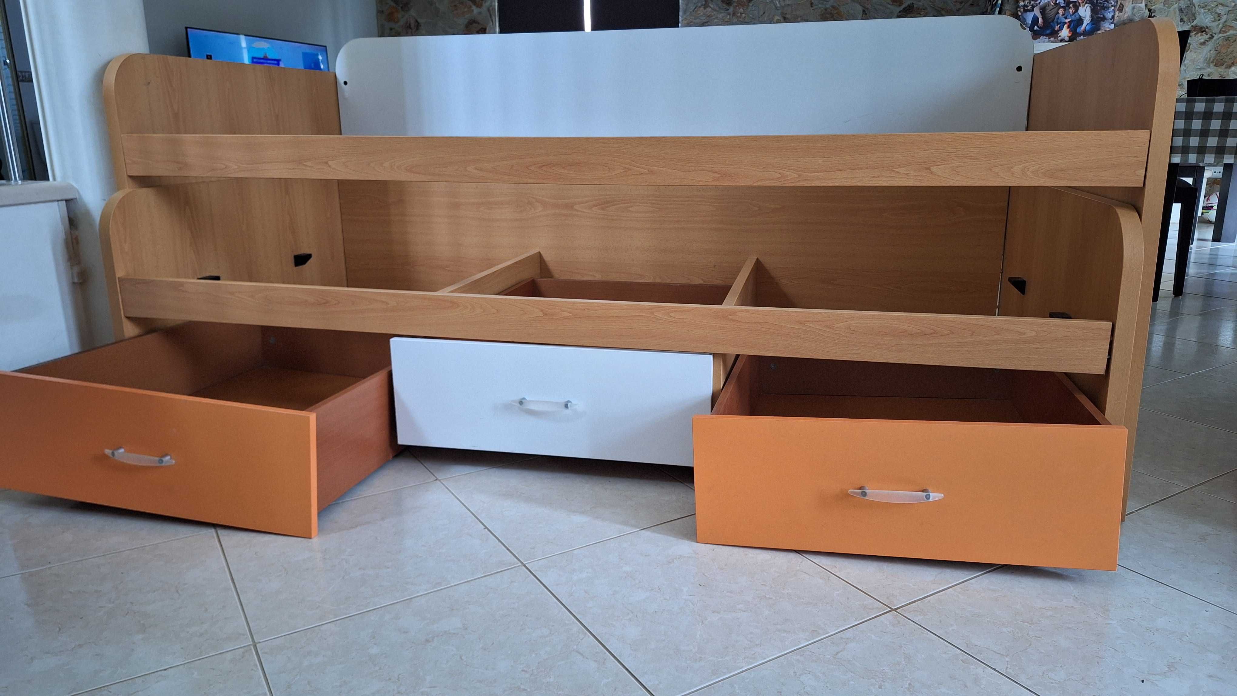 Cama dupla com arrumação