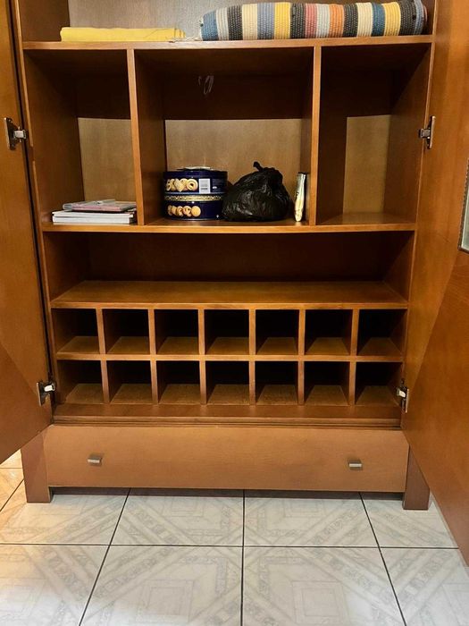 Móvel com garrafeira