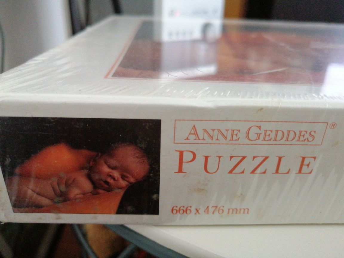 Puzzle 900 peças novo ainda embalado com motivo um bebé