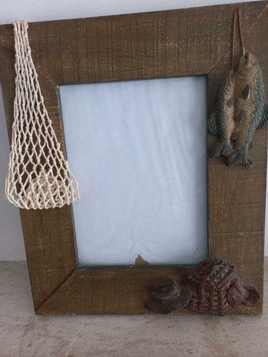 Moldura de madeira ,com aplicações  de mar .impecável