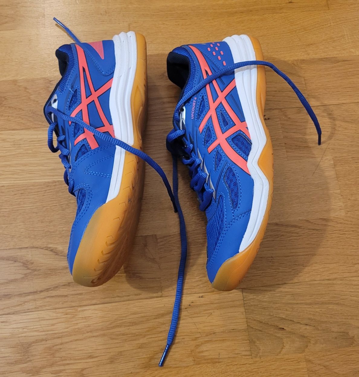 Tenis Asics de pavilhão com sola antiderrapante