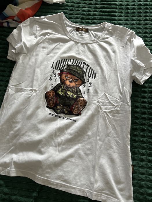 Koszulka biala z kolorowym logo firmy