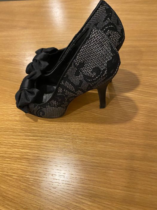 Sapatos Stiletto de Cor Preta Tam. 36