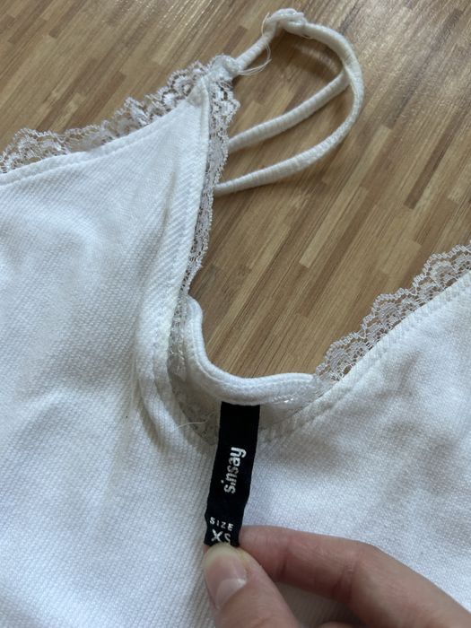 Biały krótki top na ramiączkach Sinsay XS z koronką