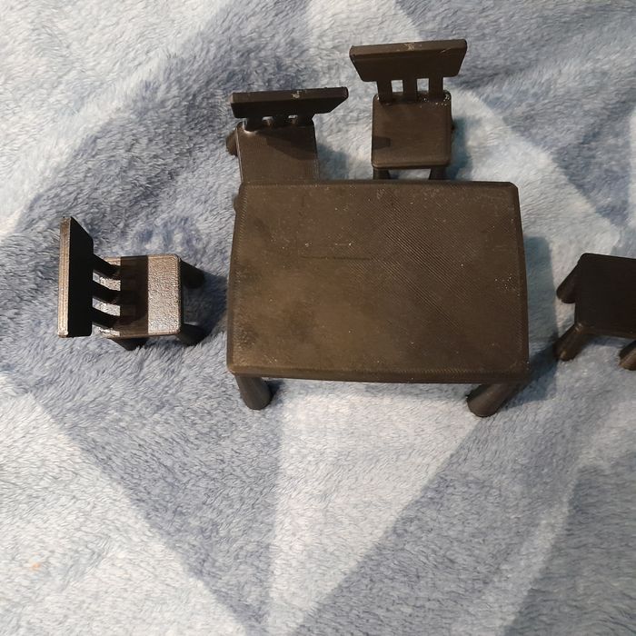 zestaw małych mebli jadalnia (krzesła, stół) 3D dla figurek