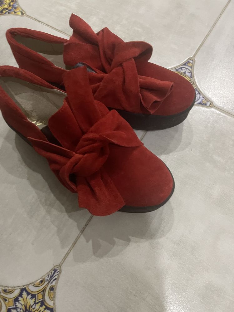 Червоні замшеві туфлі