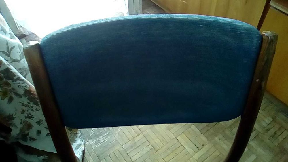 Oryginalne krzesło z PRL, rzadko spotykany styl.