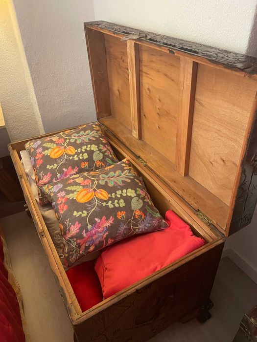 Arca antiga de madeira trabalhada