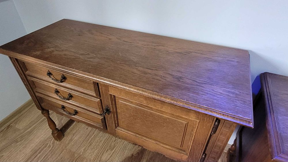 Zestaw dwóch drewnianych szafek (komody) w stylu rustykalnym