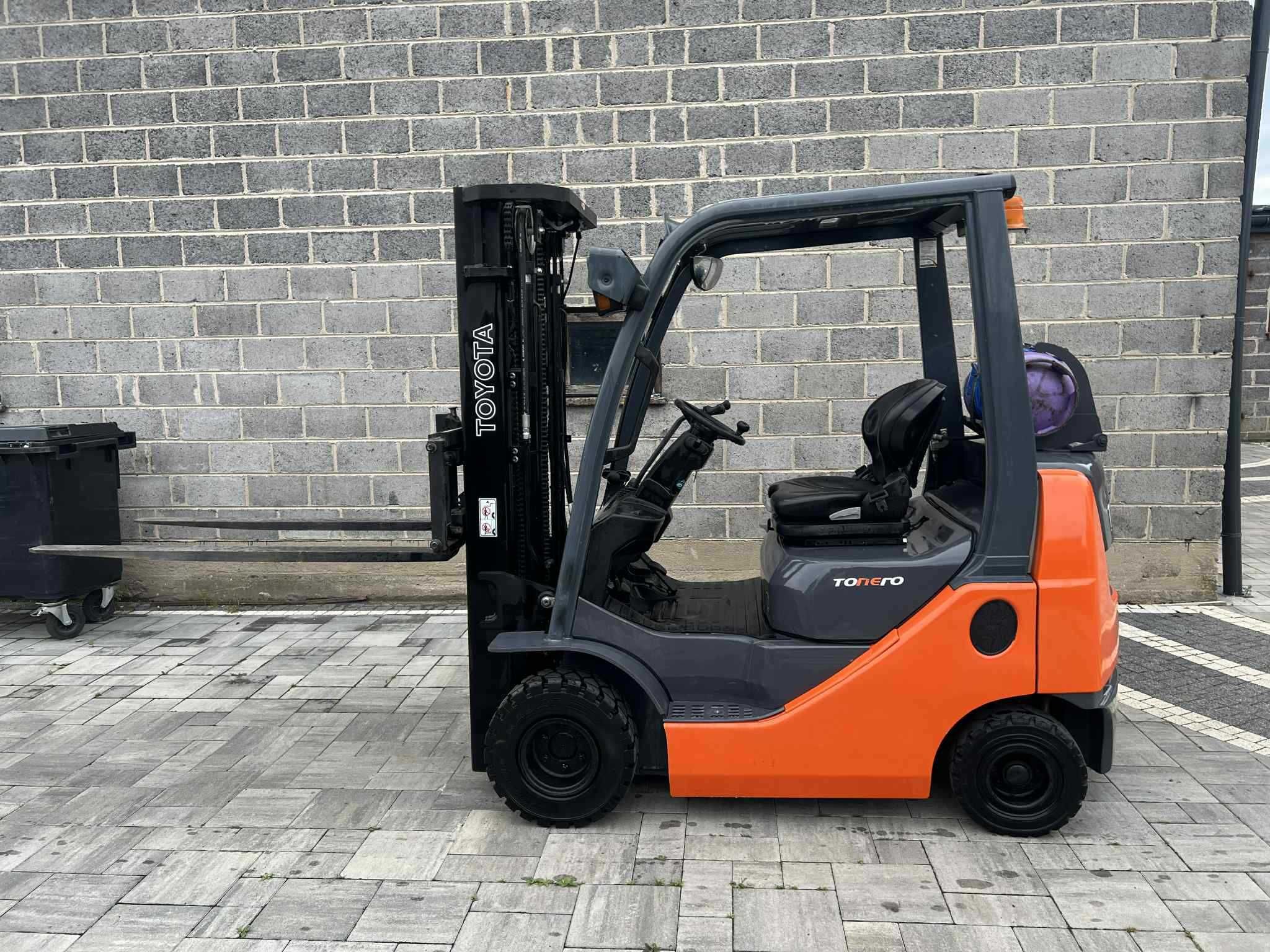 Wózek widłowy TOYOTA 2017 8FGKF20 TRIPLEX 41000 netto