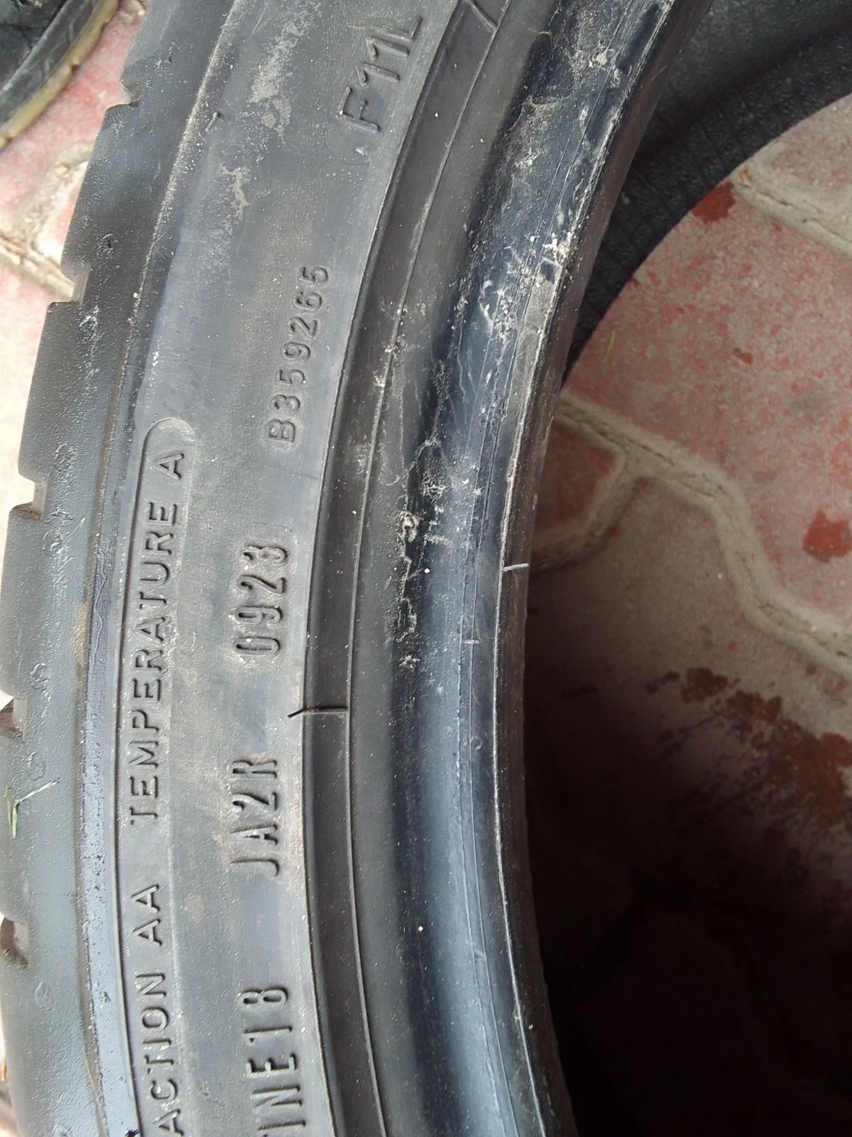 Opona letnia 235/40r19 DUNLOP 2023r