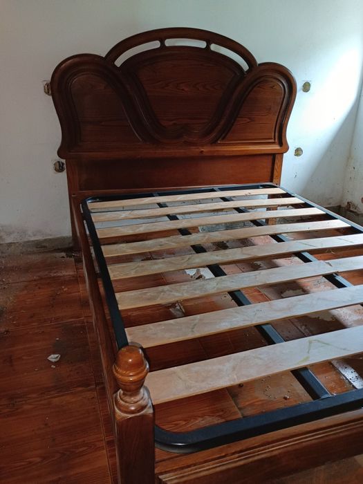 Cama de casal em madeira maciça de castanho com estrado metálico 
Perf