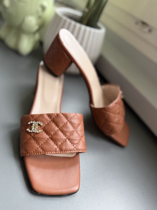 Skórzane klapki typu mules Chanel