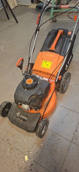Kosiarka spalinowa z napedem i rozruchem akumulatorowym