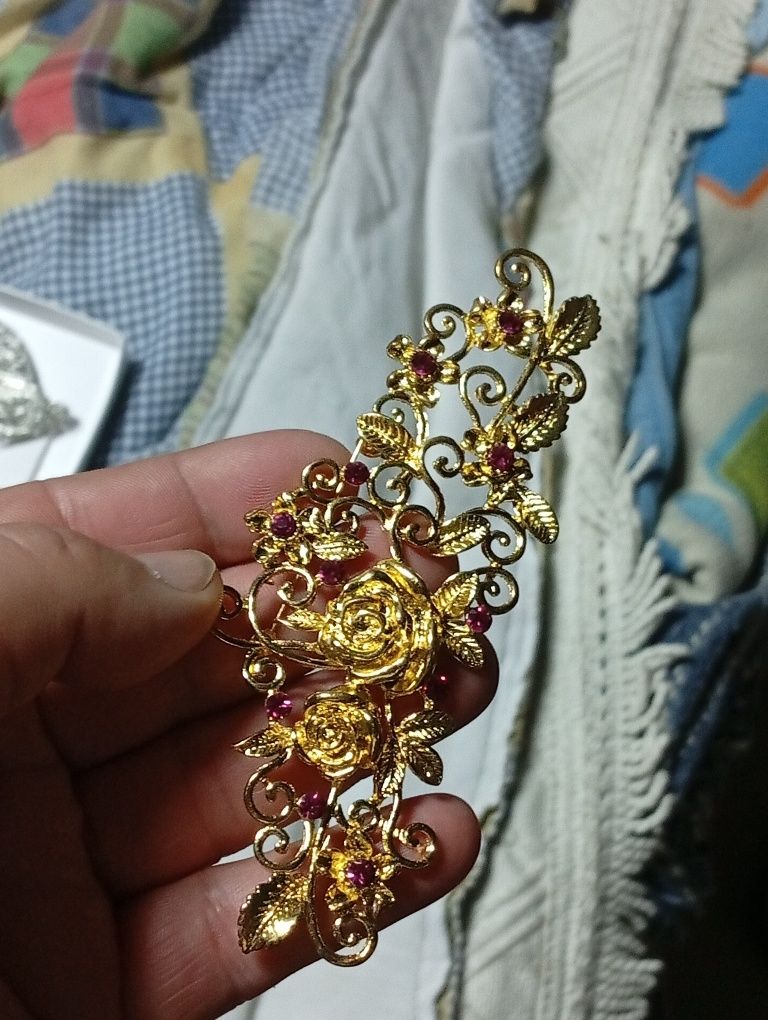 Alfinete todo dourado com pedrinhas vermelhas