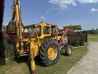 Ciągnik Massey Ferguson z turem i z doczepiana łyżką do kopania