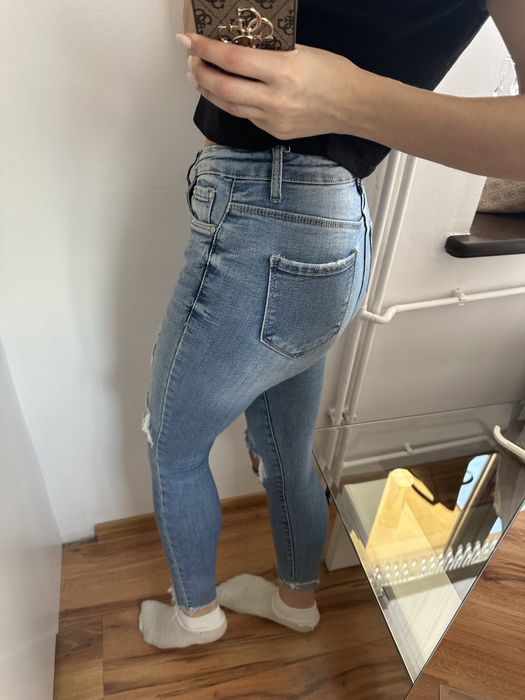 Jesnsowe spodnie z dziurami