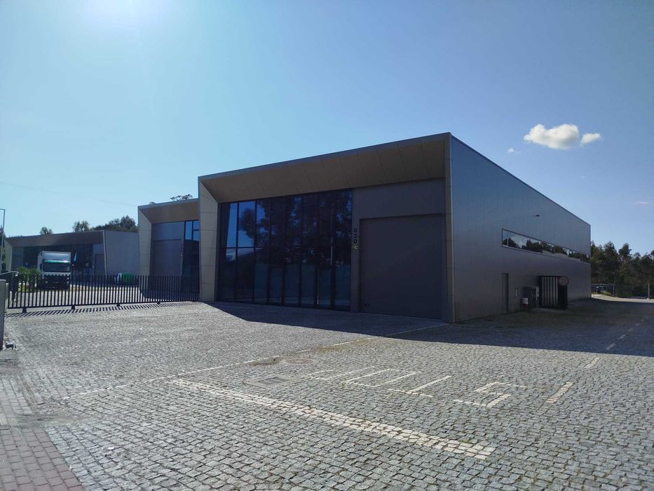 ARRENDAM-SE ARMAZÉNS INDUSTRIAIS - Carreira, Barcelos