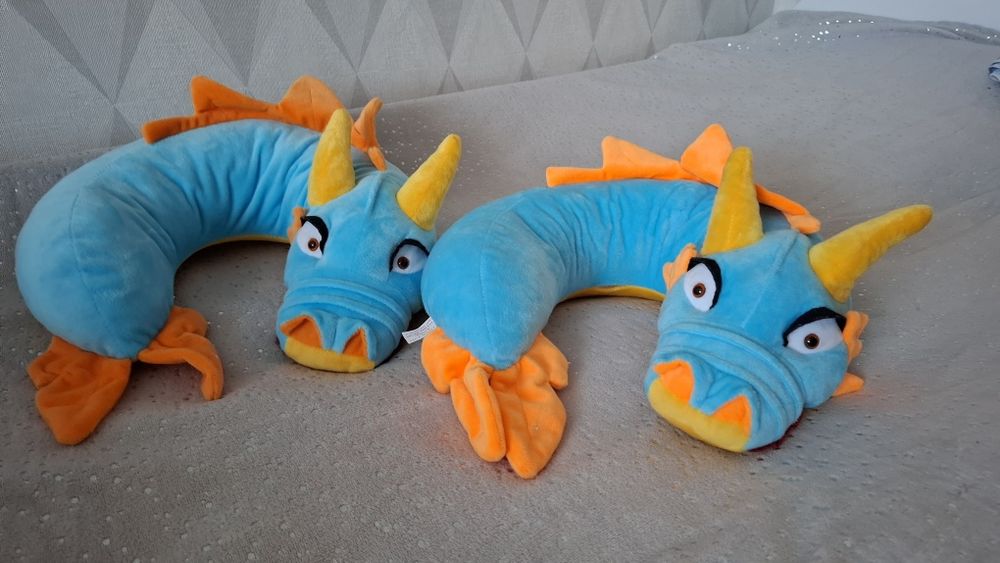 Подушка для шиї в машину