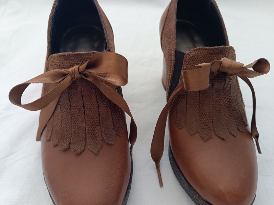 Sapato em pele castanho/camel