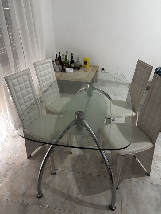 Mesa de vidro temperado com 4 cadeiras em pele