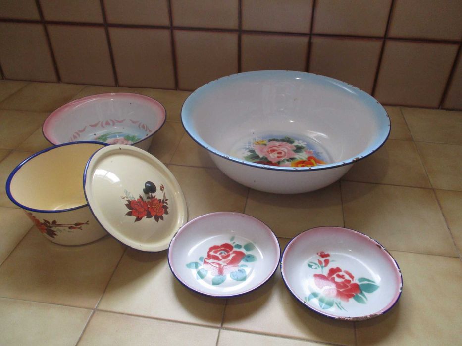 Conjunto em esmalte alguidares, pratos e taça