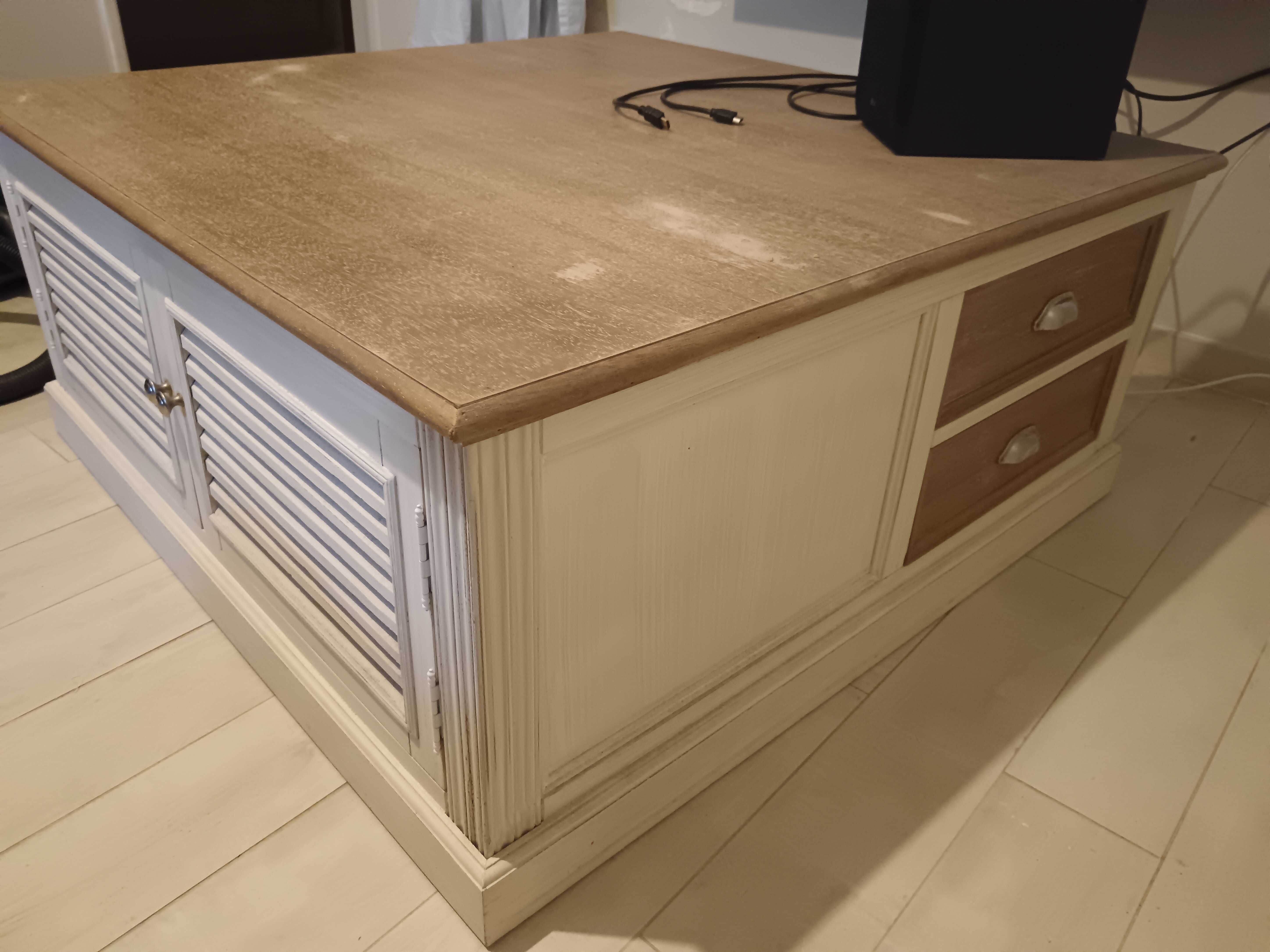 Vendo Mesa de Centro em Madeira com Gavetas e Portas