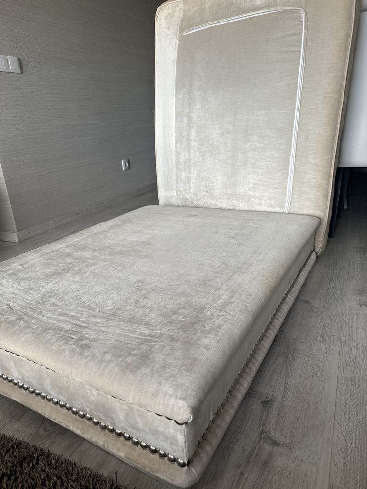 Pouf tipo sofá rígido com almofada de penas