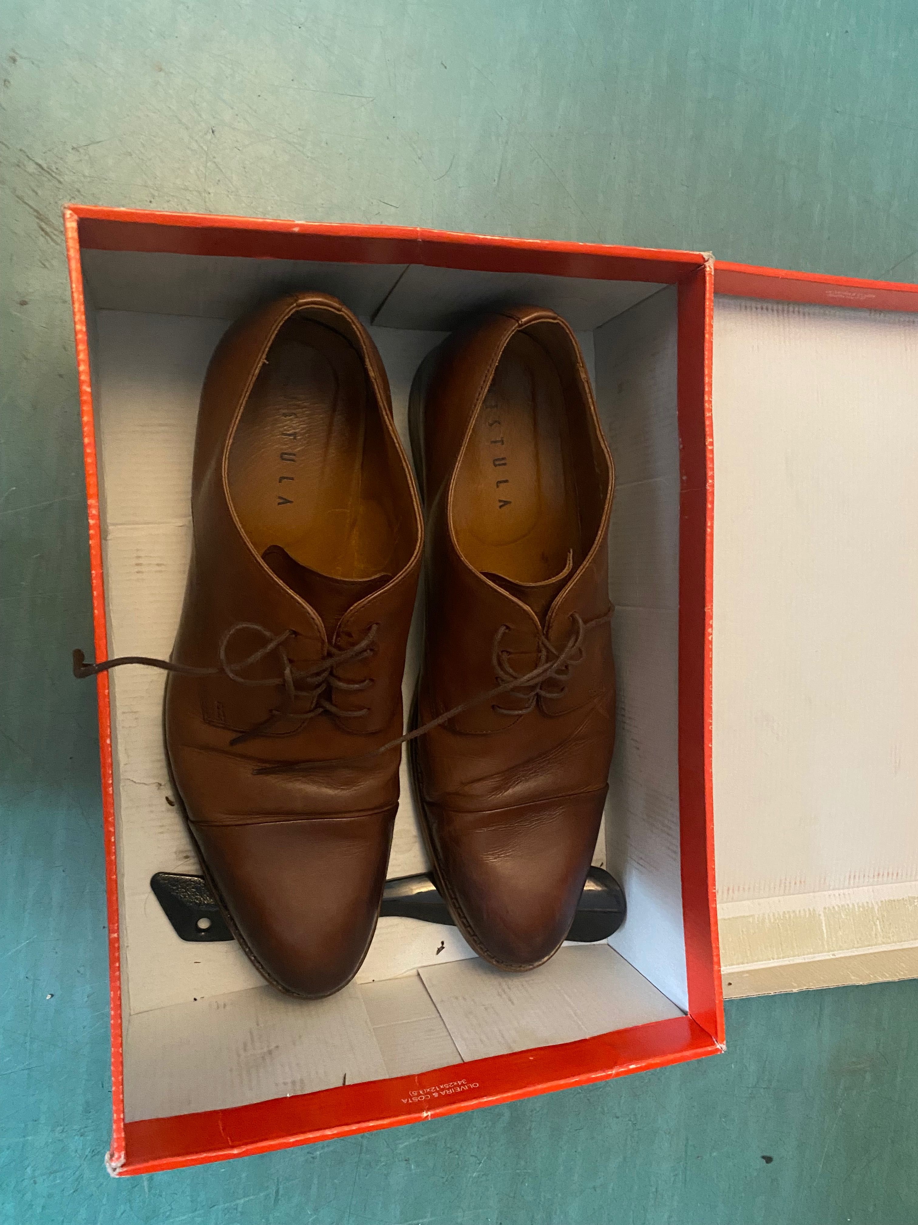 Brązowe buty skórzane Vistula do garnituru