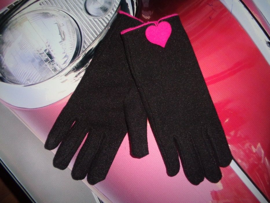 czarne NOWE eleganckie welurowe rękawiczki z różowym sercem one size