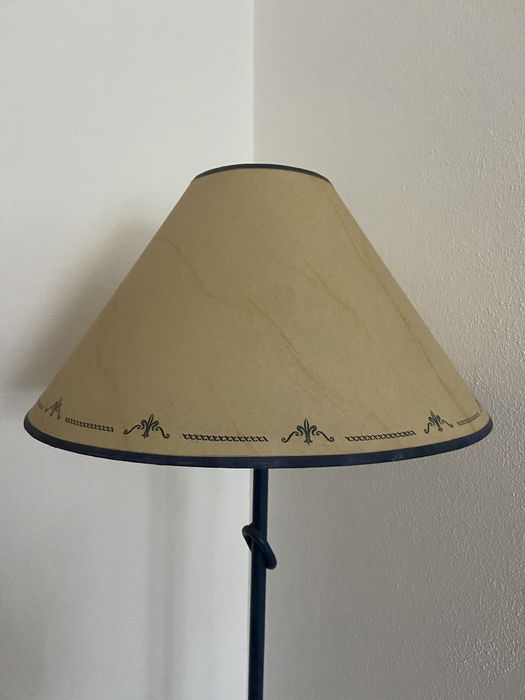 Candeeiro de pé alto em ferro