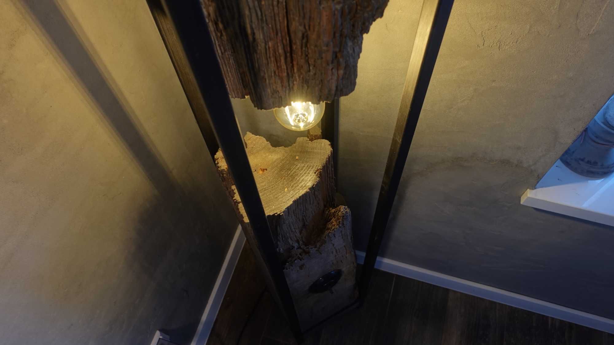 Lampa stojąca ze starego drewna