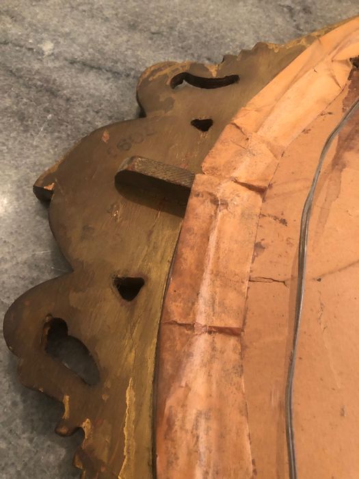 Espelho com moldura em madeira e gesso