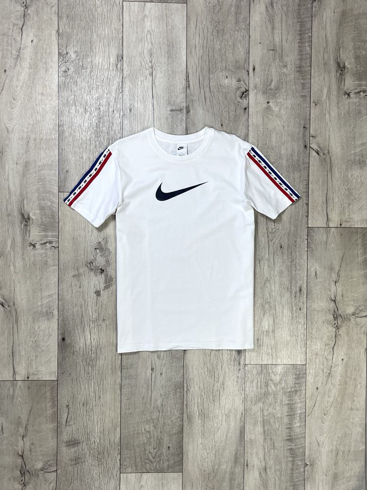 Nike футболка L размер спортивная с лампасами белая оригинал