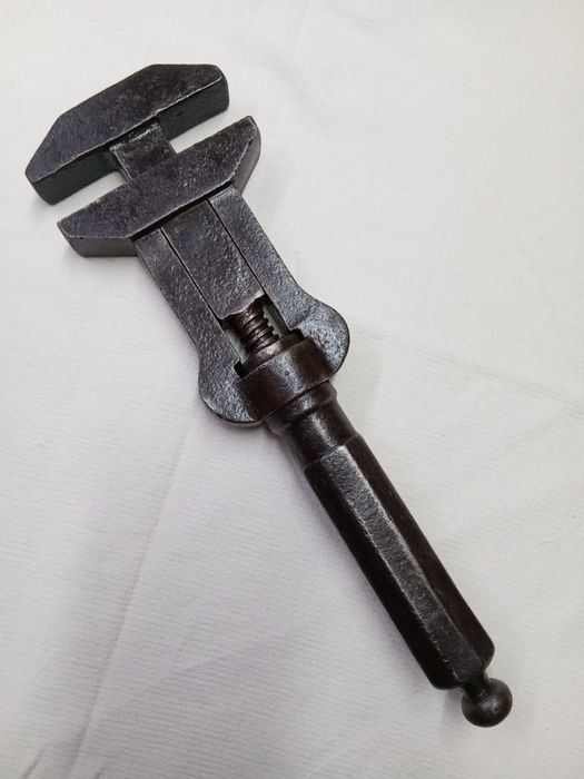 Zabytkowy przedwojenny klucz nastawny