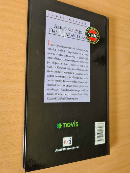 Livro "Alice no País das Maravilhas" de Lewis Carroll